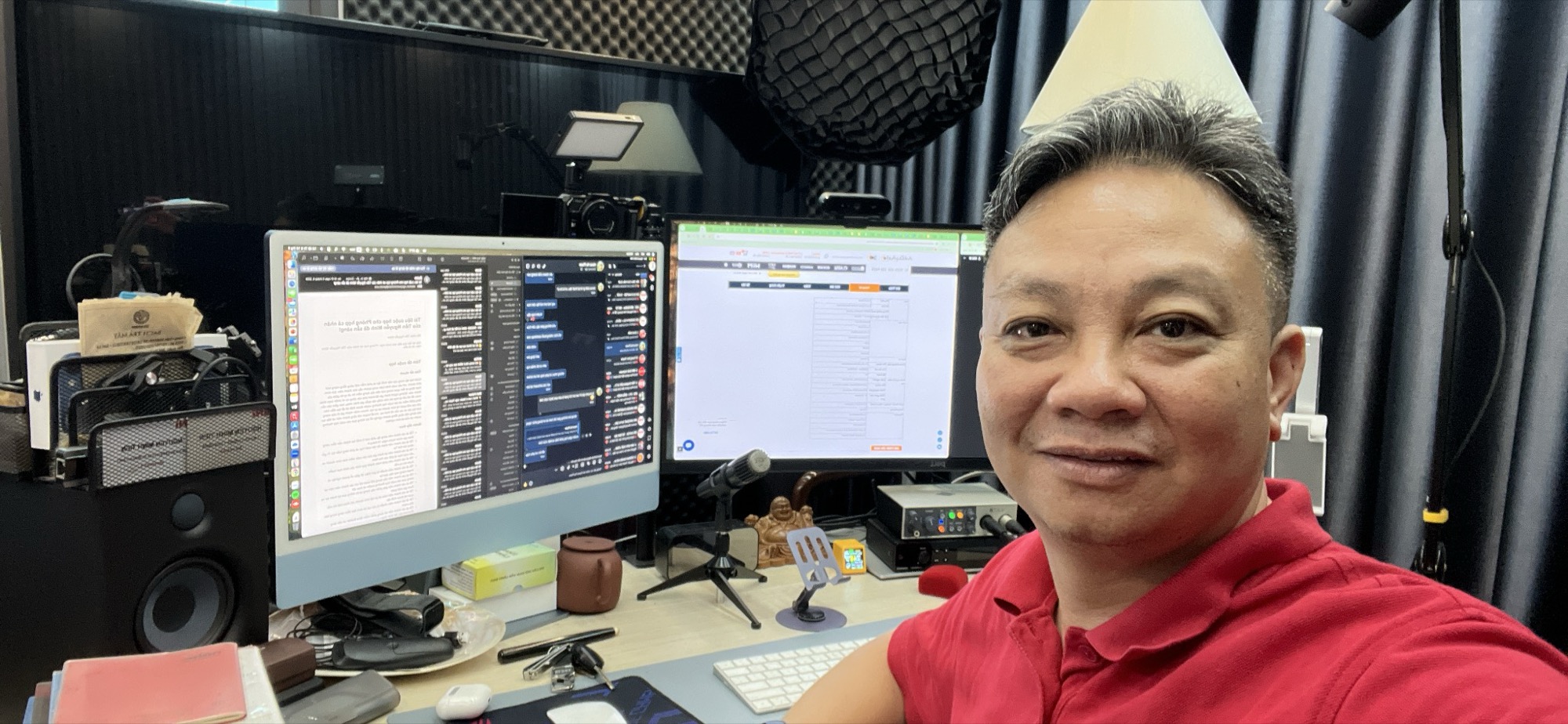 Nguyễn Minh Tiền làm việc tại bàn điều hành