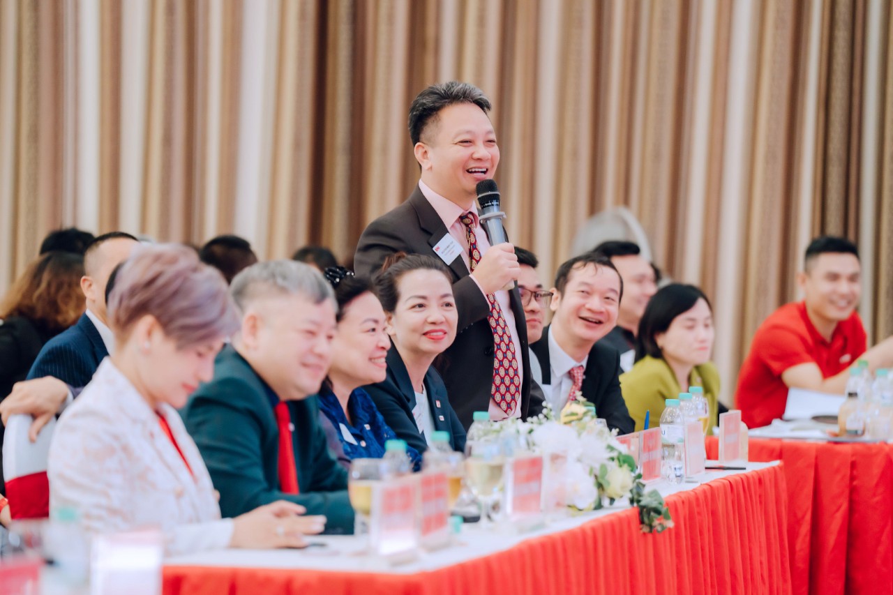 Nguyễn Minh Tiền phát biểu tại sự kiện cộng đồng doanh nhân