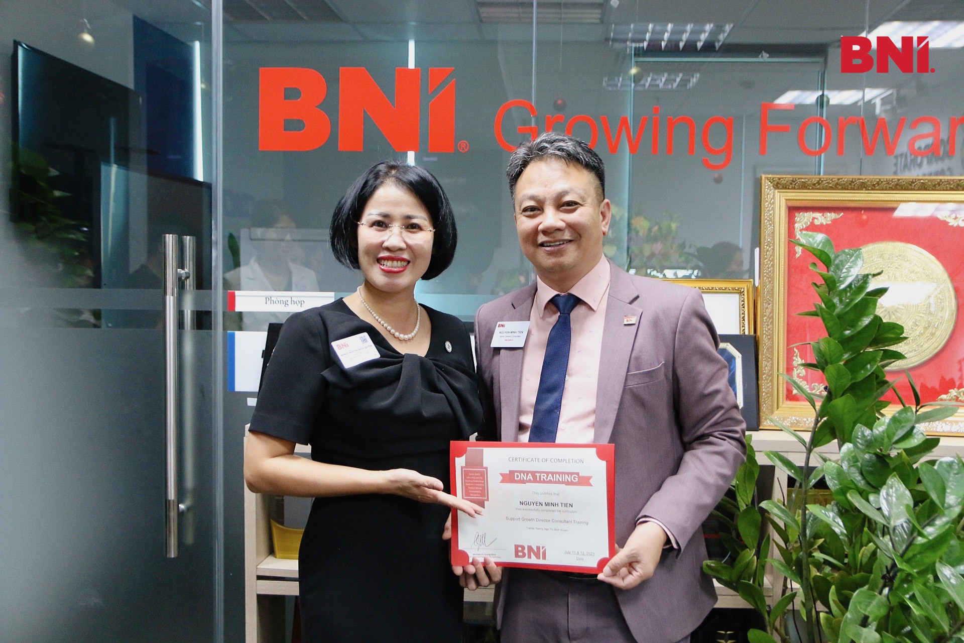 Nguyễn Minh Tiền nhận chứng nhận đào tạo BNI
