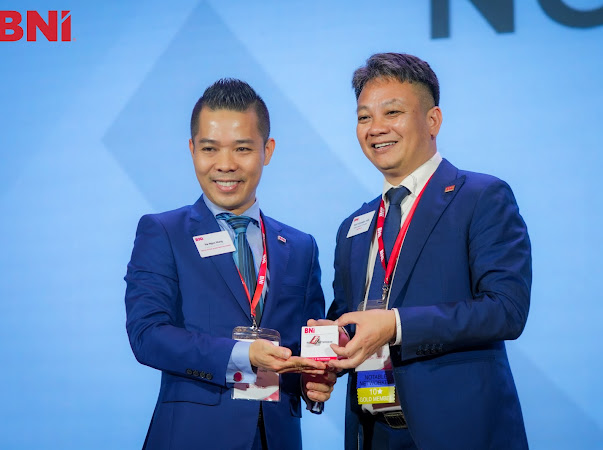 Nguyễn Minh Tiền nhận giải trên sân khấu BNI