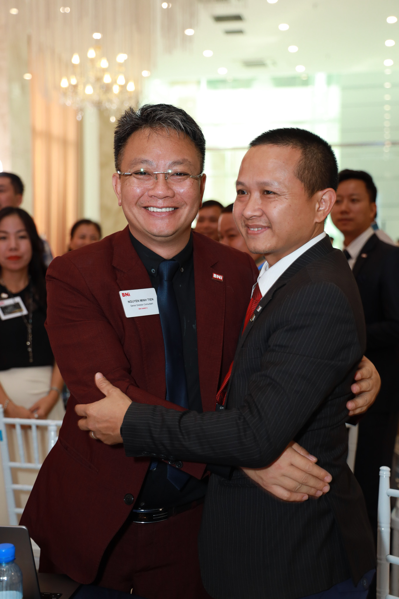 Nguyễn Minh Tiền ôm chào một cộng sự tại sự kiện