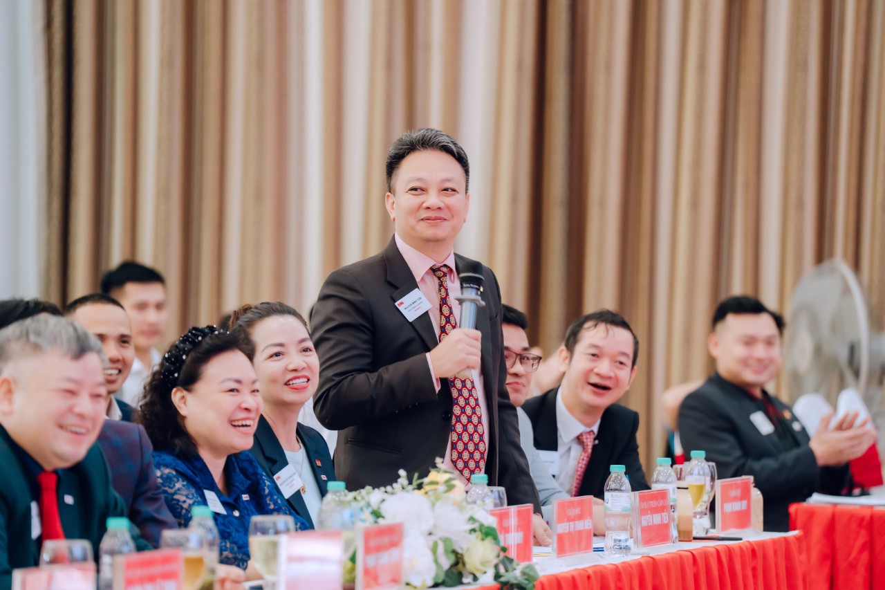 Nguyễn Minh Tiền phát biểu cầm micro tại hội nghị