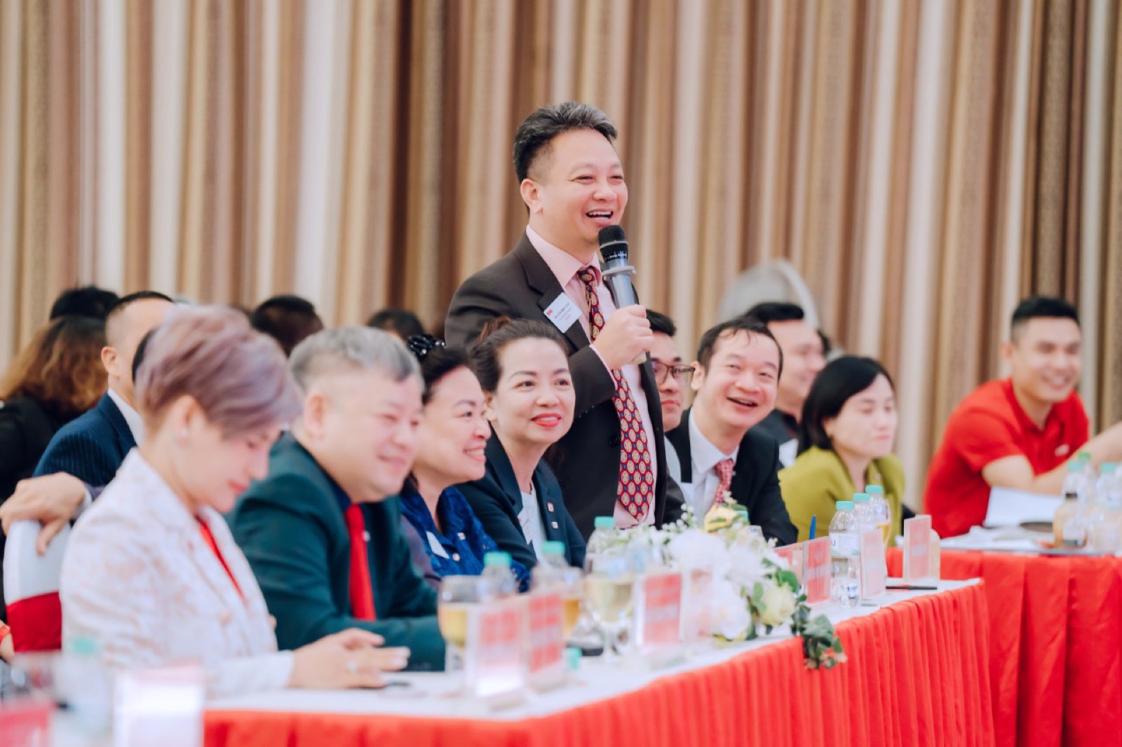 Nguyễn Minh Tiền phát biểu tại một hội nghị của cộng đồng doanh nghiệp
