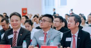 Nguyễn Minh Tiền ngồi hàng đầu tại một hội thảo dành cho chủ doanh nghiệp